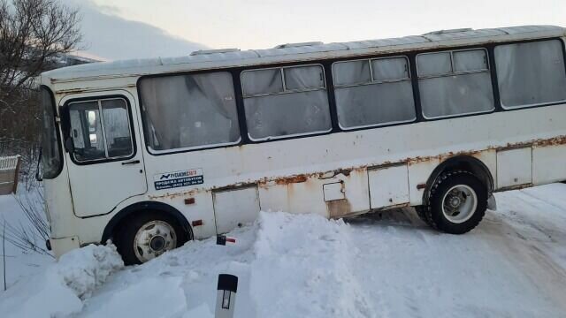     В Татарстане на трассе автобус с пассажирами внутри вылетел в кювет. О случившемся сообщили в пресс-службе МВД по региону.