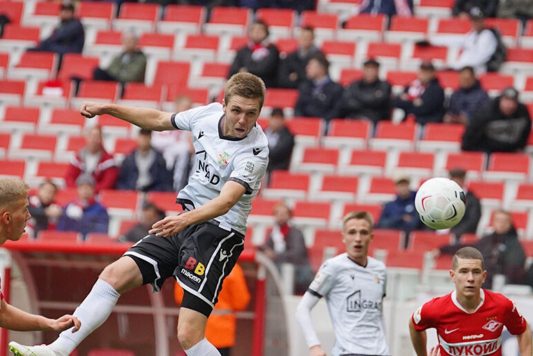 «Спартак-2» (Москва) – «Торпедо» - 2:3. В атаке торпедовец Иван Сергеев, на дальнем плане Илья Самошников.