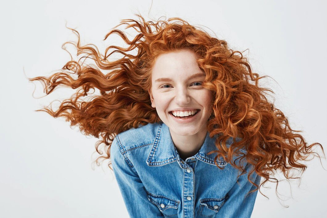 <a href="https://ru.freepik.com/free-photo/portrait-of-beautiful-cheerful-redhead-woman-with-flying-curly-hair-smiling-laughing_9028978.htm#query=%D1%81%D1%87%D0%B0%D1%81%D1%82%D1%8C%D0%B5&position=3&from_view=search&track=sph">Изображение от cookie_studio</a> на Freepik
