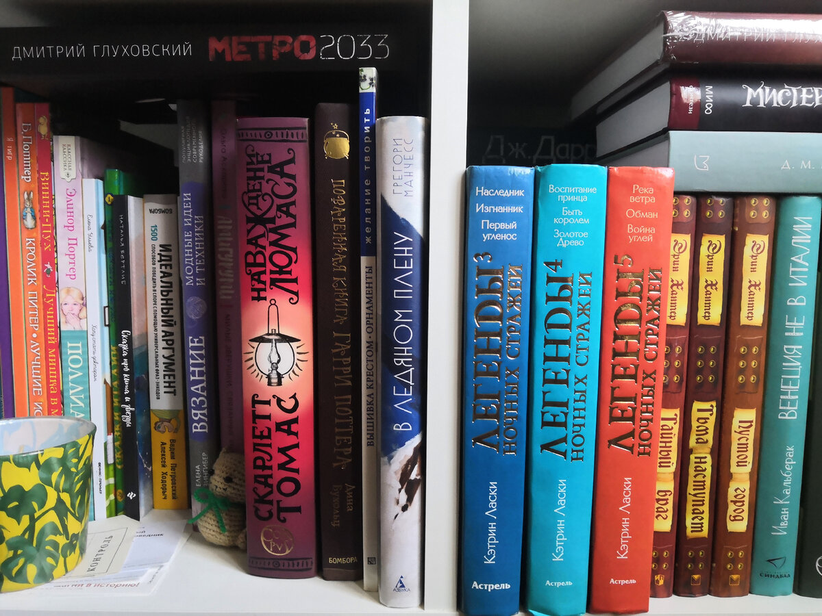 И еще немного полок, где притаился маленький котик) 