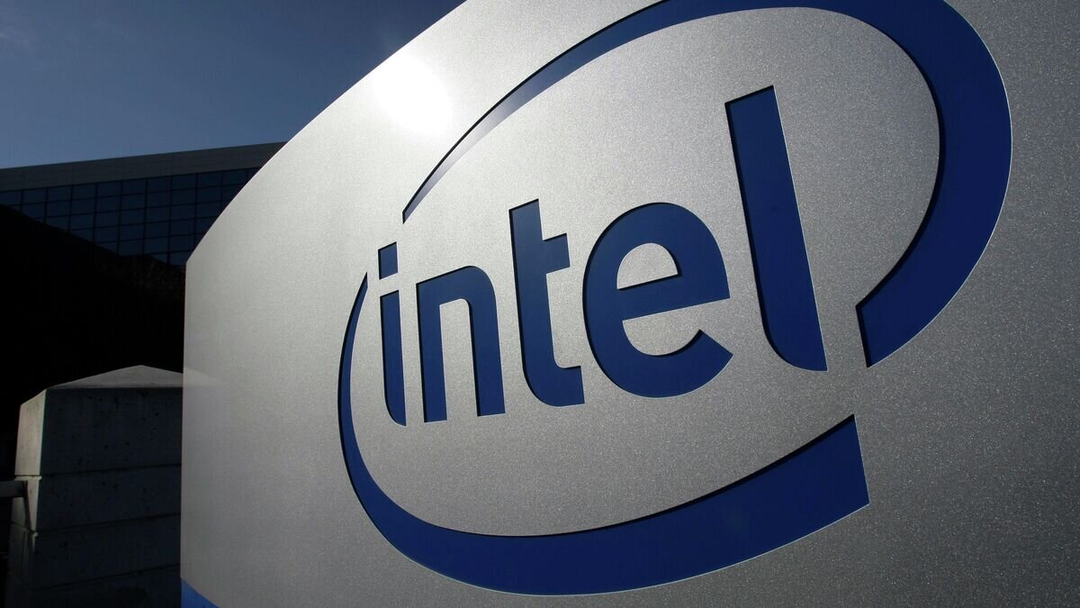    Логотип компании Intel около штаб-квартиры в Санта-Кларе, США© AP Photo / Paul Sakuma