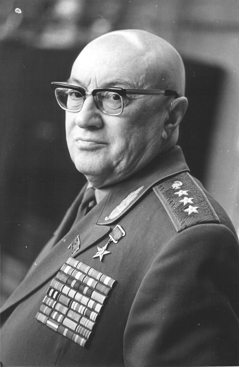 Почетное же место в президиуме занял Александр Александрович Вишневский, выдающийся советский хирург, академик, генерал-полковник медицинской службы. 