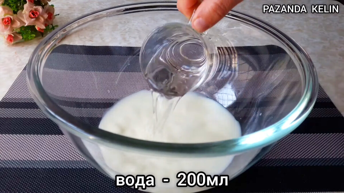 До чего же они мягкие и вкусные. Такие пирожки (пончики) с зеленью, готовлю на завтрак и обед. Приступаем к приготовлению. В миску вливаем тёплое молоко и воду.-3