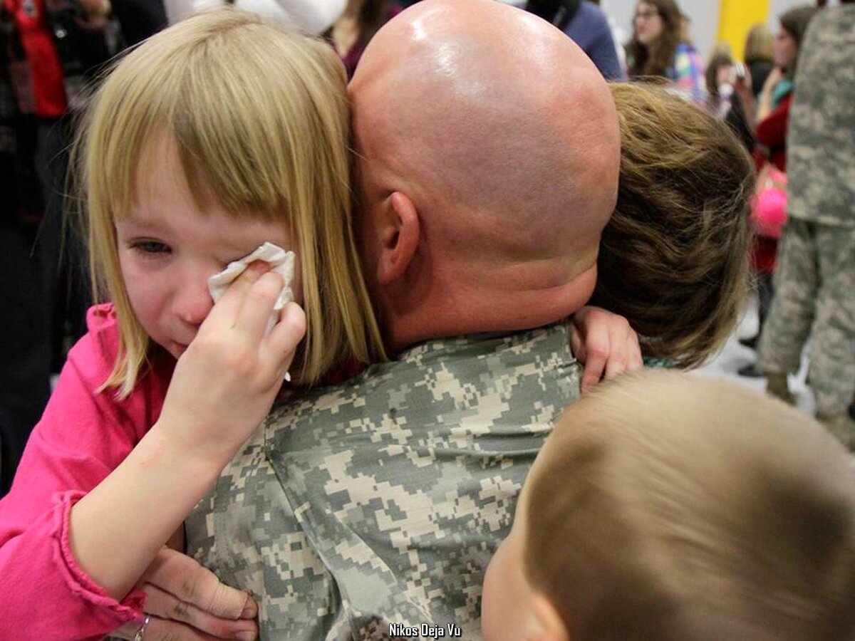 Мобилизация отцов детей. Встреча военных с детьми. Солдат обнимает ребенка. Дочь военного. Военный обнимает ребенка.