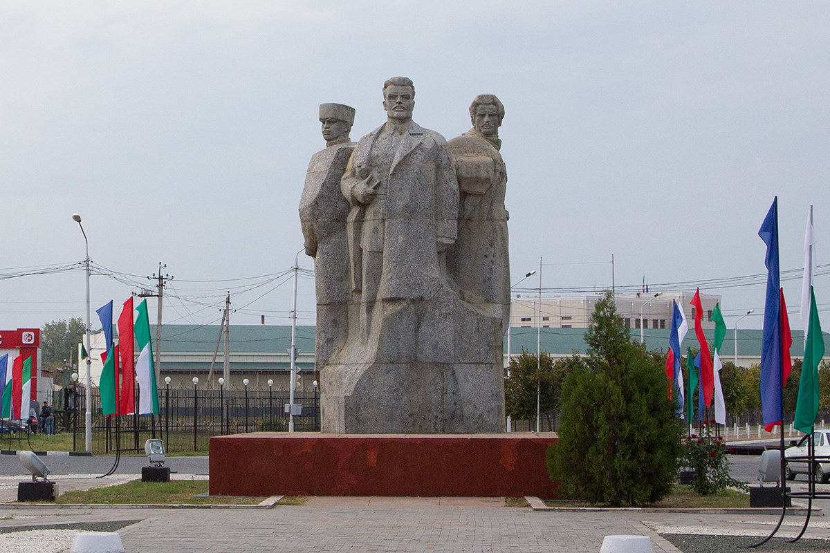 Памятники чечни. Памятник Гикало в Грозном. Памятник дружбы народов в Грозном. Памятник борцам революции Грозный. Памятник Николаю Гикало.