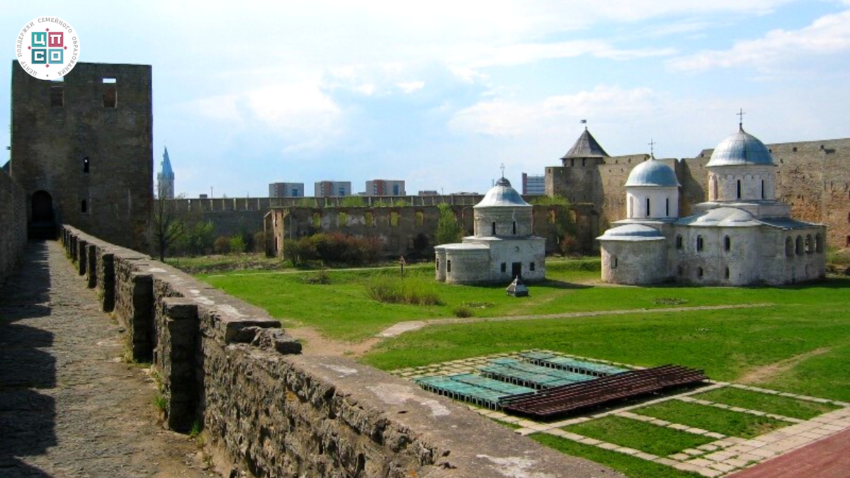 Ивангородская крепость ленинградская область. Ивангородская крепость Ивангород. Крепость Ивангород 1492. Ивангородская крепость достопримечательности.