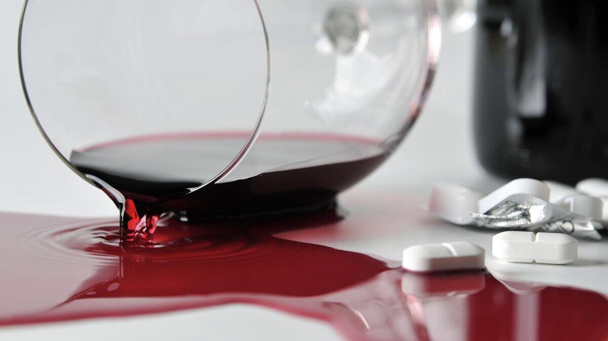    Вино и таблетки© Depositphotos.com / PantherMediaSeller