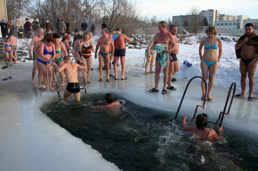 Зимние купания в проруби