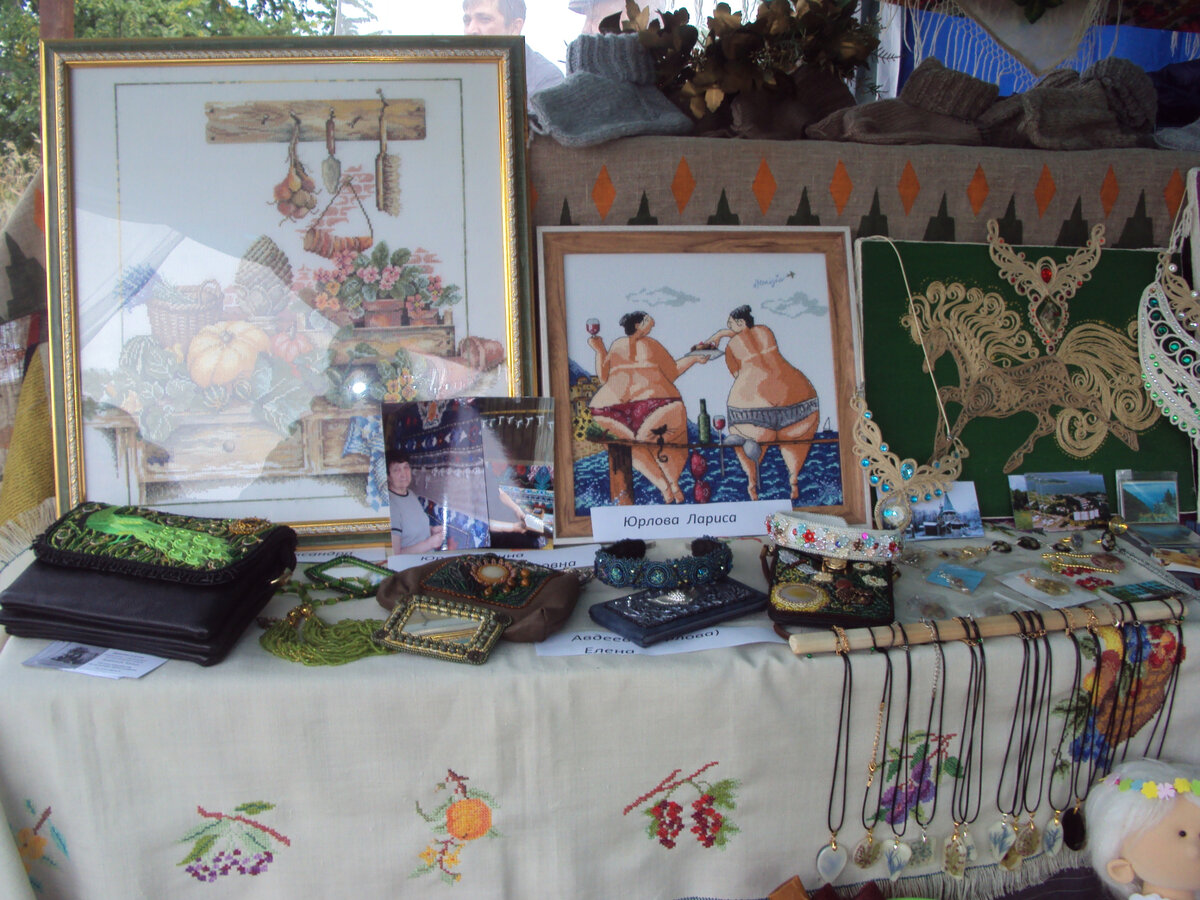 Вышивки мой сестры и ее дочки,на фото мама с коврами,а бисерное моё.