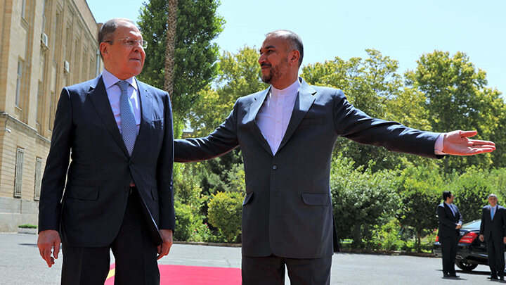 ГЛАВЫ МИД РОССИИ И ИРАНА – СЕРГЕЙ ЛАВРОВ И ХОСЕЙН АМИР АБДОЛЛАХИЯН. ФОТО: IRANIAN FOREIGN MINISTER OFFICE/KEYSTONE PRESS AGENCY/GLOBAL LOOK PRESS