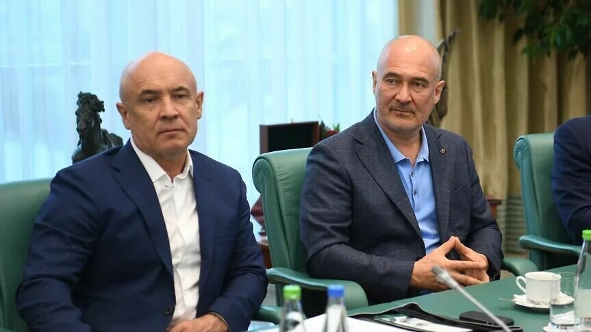     Сын первого президента Татарстана Радик Шаймиев передал свою долю в ООО «МНКТ» старшему брату Айрату Шаймиеву. Об этом свидетельствуют данные базы «СПАРК-Интерфакс».