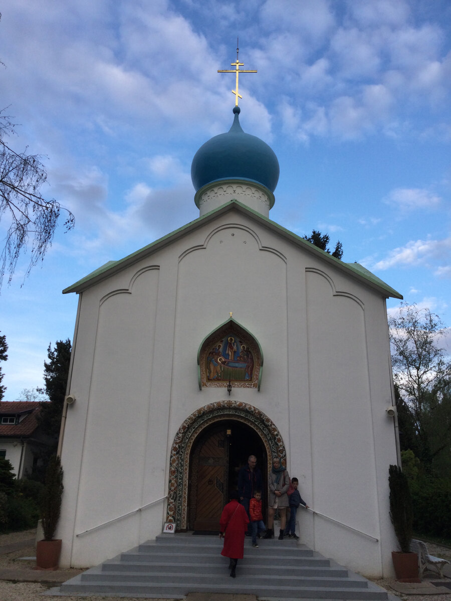 Успенская церковь построена по проекту А. А. Бенуа в стиле псковской архитектурной школы XV—XVI веков. Архитектор Бенуа и его жена Маргарита выполнили также церковные фрески. Альберт Бенуа похоронен на этом кладбище