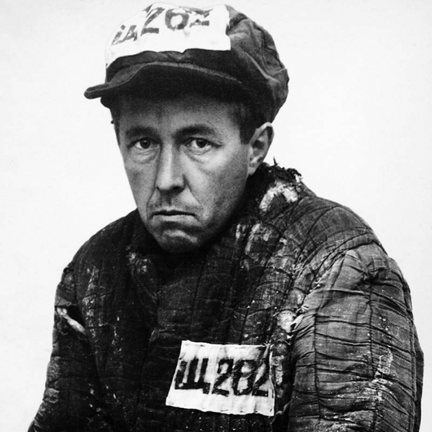 Постановочное фото (таких есть не одно) Слишком чистая одёжка для такой изношенности.