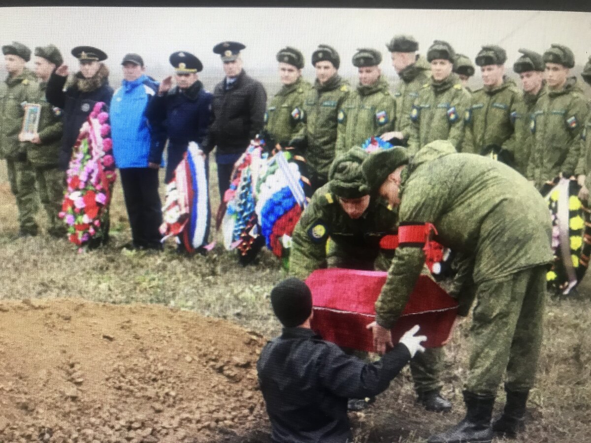  Хоронят остатки воина, даже не останки...остатки... то, что осталось.