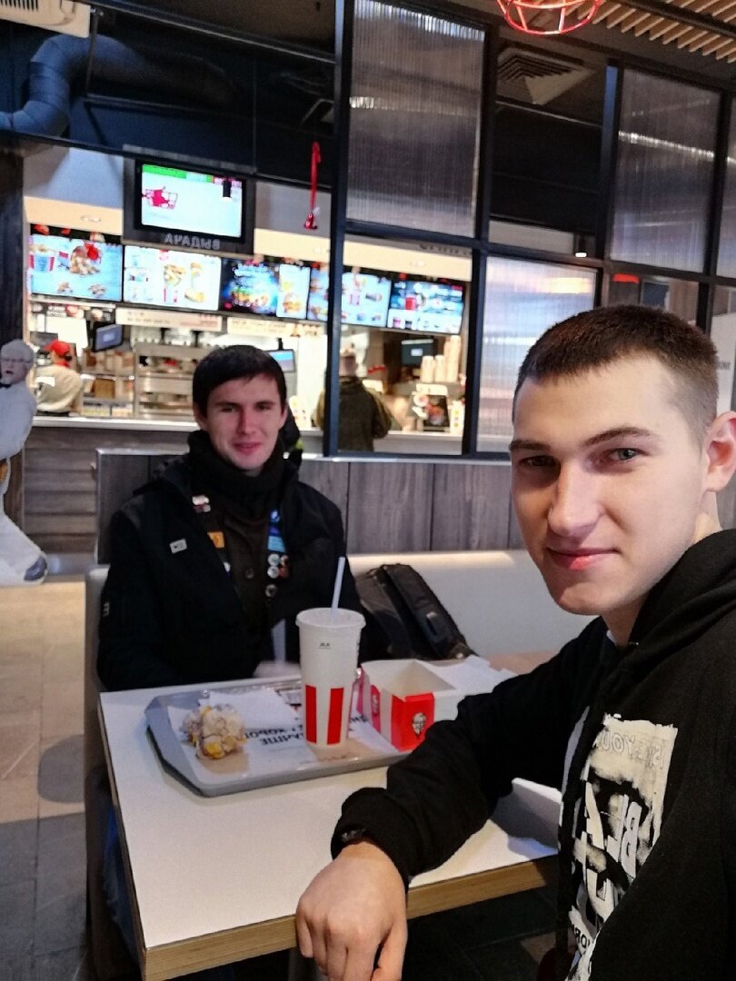 
 
 Окончив школу, Иван поступил в таможенный техникум в Новосибирске, но после сдачи первой зимней сессии, учиться дальше не стал.