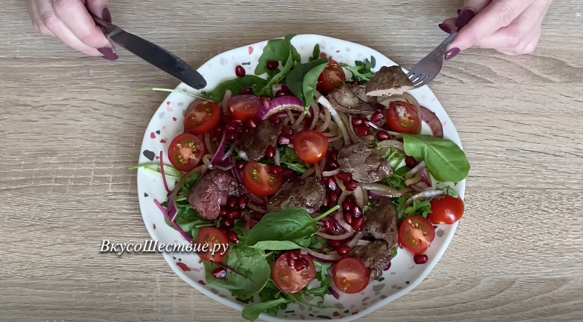 Красивая подача и отменный вкус этого салата, как в ресторане, а готовить  ну совсем несложно | ВкусоШествие.ру | Дзен