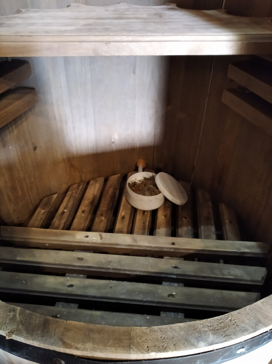 Бочка изготовлена нашими кластерными партнерами из настоящего кедра и привезена из новосибирска.