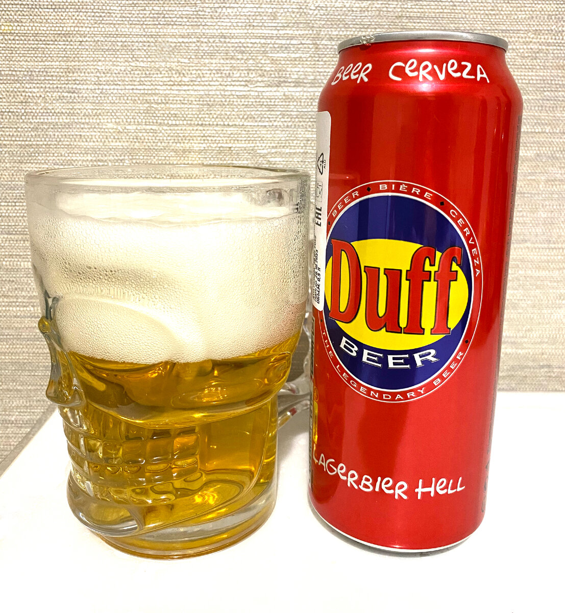 Пиво «Duff» в кружке.