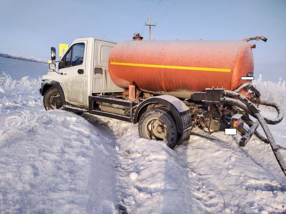     В результате ДТП водитель и пассажир 36 лет автомобиля «ГАЗ САЗ 39014-12» с различными травмами госпитализированы в больницу  УМВД России по Оренбургской области