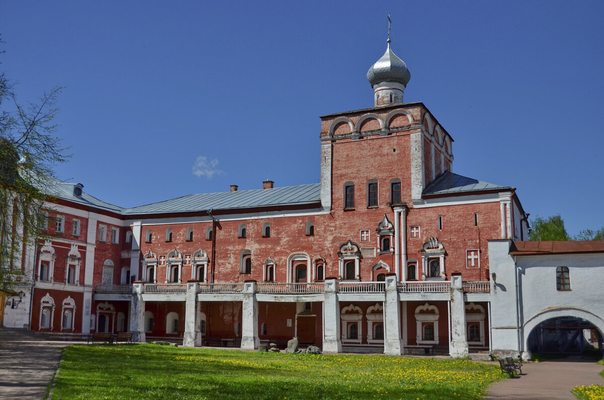 Резной палисад, кремль, который не кремль, и деревянная архитектура: что  посмотреть в городе-ровеснике Москвы | Путешествия по городам и весям | Дзен