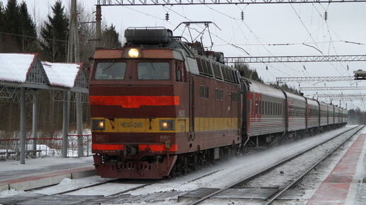 Опоздавший на час фирменный поезд, гость из Мурманска и сугробы по пояс. Поезда на участке Данилов - Вологда Северной железной дороги.