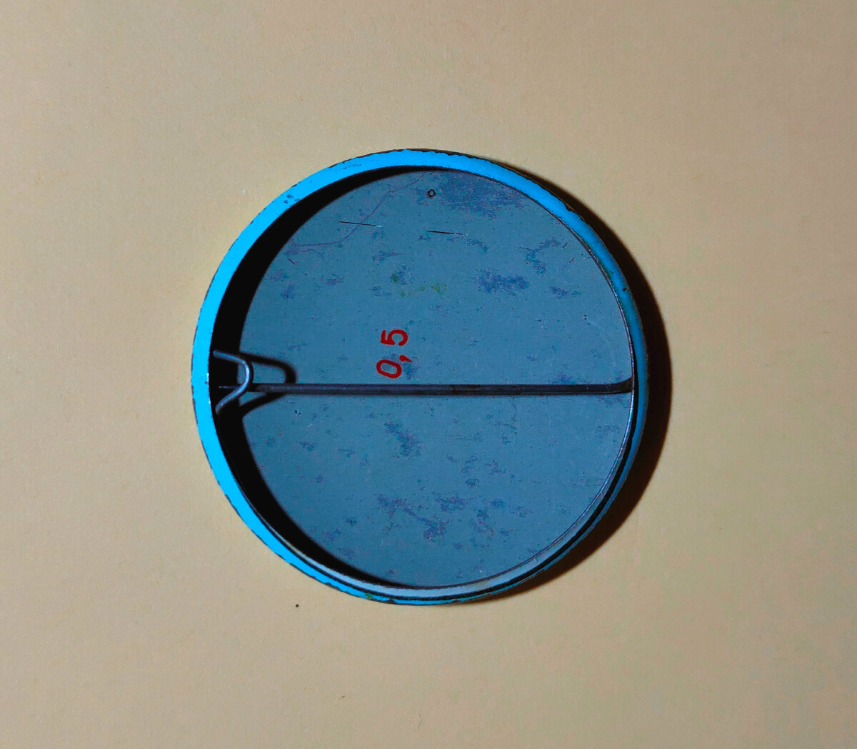 Обратная сторона значка.