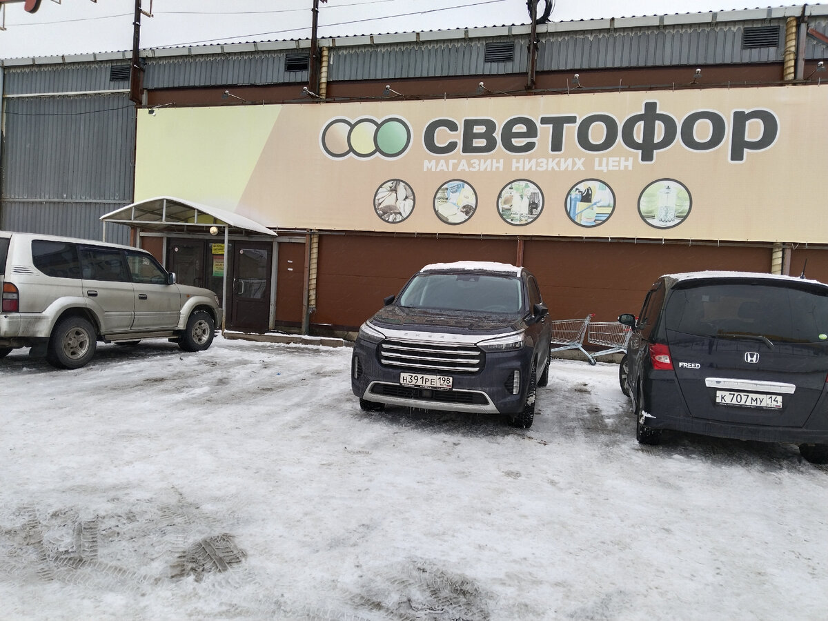 Так выглядит само здание и вход в магазин