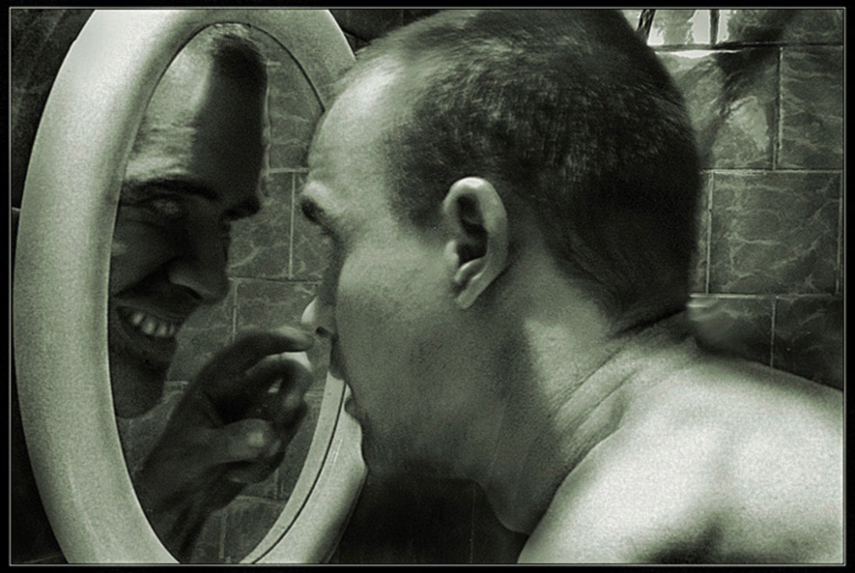 Видеть себя в ванной. Отражение в зеркале. Отражение в зеркале удас. Отражение мужчины в зеркале.