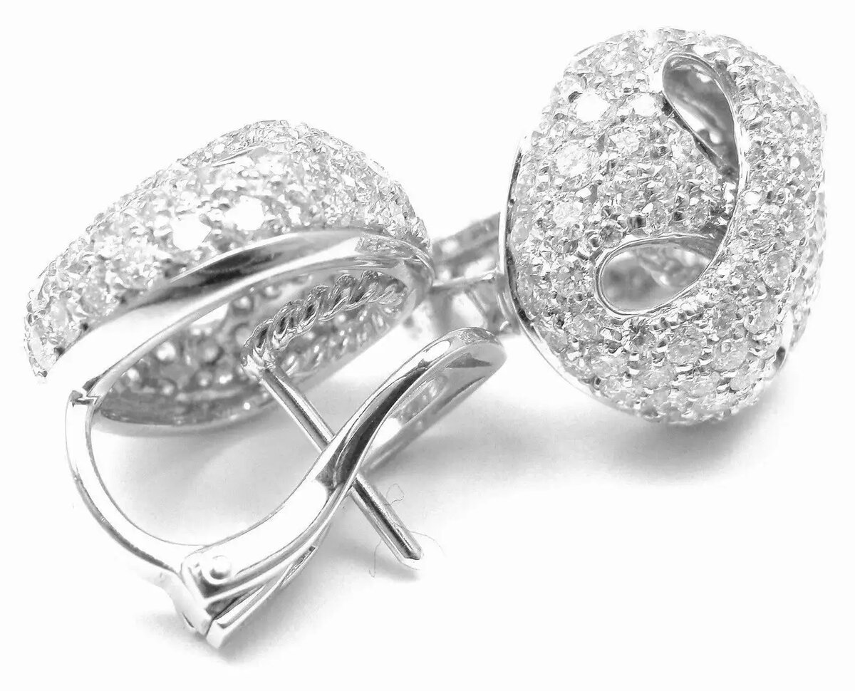 Золотые серьги Damiani с бриллиантами.
