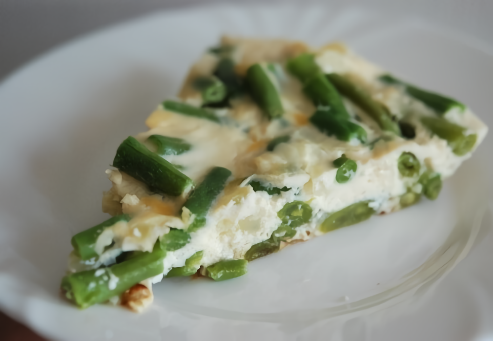 Омлет из двух яиц с фасолью стручковой 200 г: 100г стручковой фасоли ошпарить кипятком и обжарить на антипригарной сковороде с чайной ложкой оливкового масла, ввести яичную смесь к фасоли. Перемешать и довести до готовности.