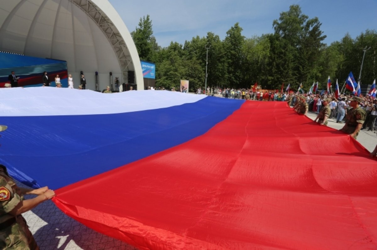    В Тюмени на площади 400-летия города развернули стометровый триколор