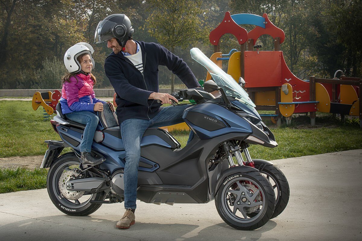 Со скольки лет скутер детям. Kymco cv3. Пассажир на мотоцикле. Мотоцикл для детей. Двое на мотоцикле.