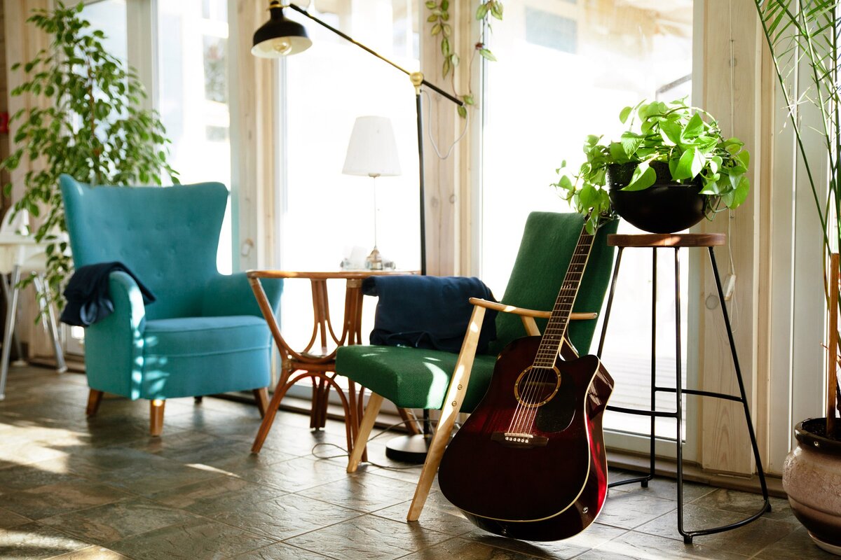 Интерьер на Болотов.Даче очень уютный. Множество ретро-вещей, которые напоминают о детстве. 