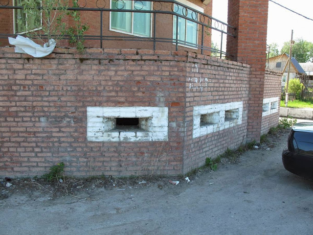  Вы не поверите. Оказывается в Березниках Пермского края. В лихие годы на въезде в город со стороны Перми, НО, амбразурам на дорогу в Соликамска был построен стационарный пост ГАИ с долговременной огневой точкой в цокольном этаже. Подобных конструкций я раньше не видел. Видимо, СПС рядом или на худой конец БТРа показалось недостаточно. 