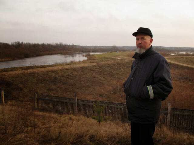 На фотографии Владимир Каминский на фоне бродов через Березину. Дно реки тут было засыпано щебнем обеспечивая проход техники. 