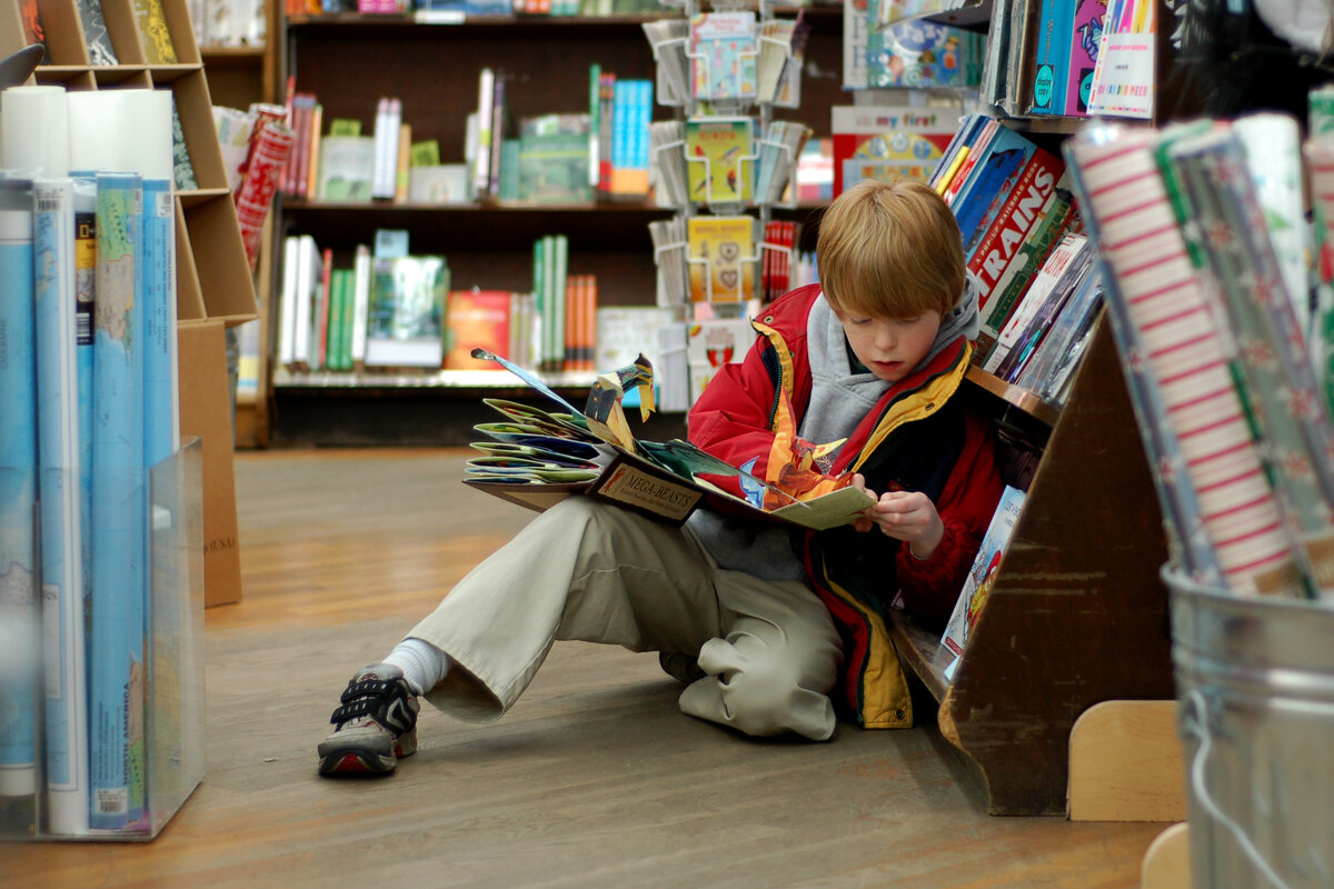 Дети в библиотеке. Книги для детей. Библиотека для малышей. Дети с книгами в библиотеке.