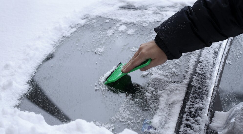 Как правильно очистить автомобиль от снега: полезные советы и распространенные ошибки