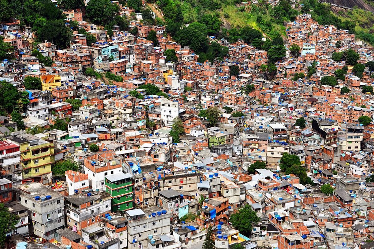  Фавелы.  Все вы наверняка слышали это слово. Чаще всего им называют трущобы в Бразилии. В фавелах отсутствует развитая инфраструктура и высок уровень преступности.