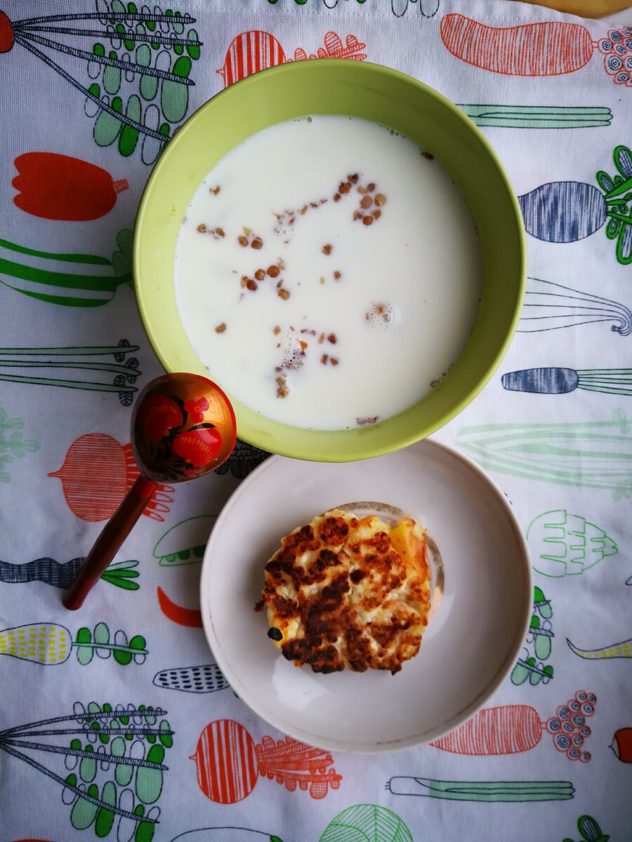 Завтрак: гречка с молоком и сырник