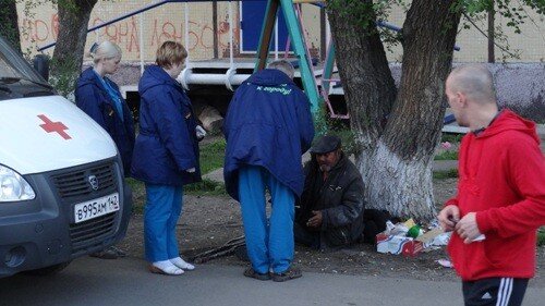 картинка из инета, отношения к делу не имеет, но отображает нелегкую работу персонала скорой помощи