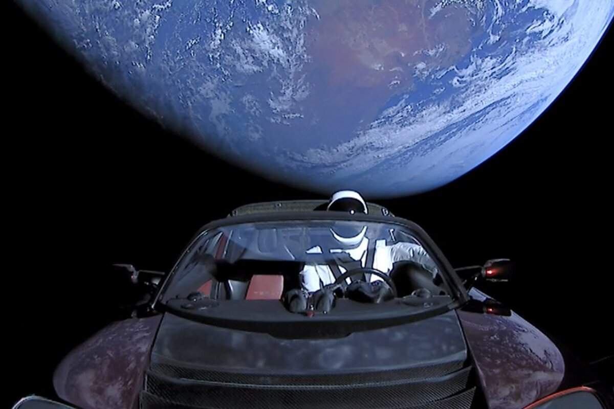 Исходя из нового исследования Университета Торонто, родстер Тесла, который недавно отправился в космос при испытательном полете SpaceX, скорее всего, столкнется с Землей или Венерой.