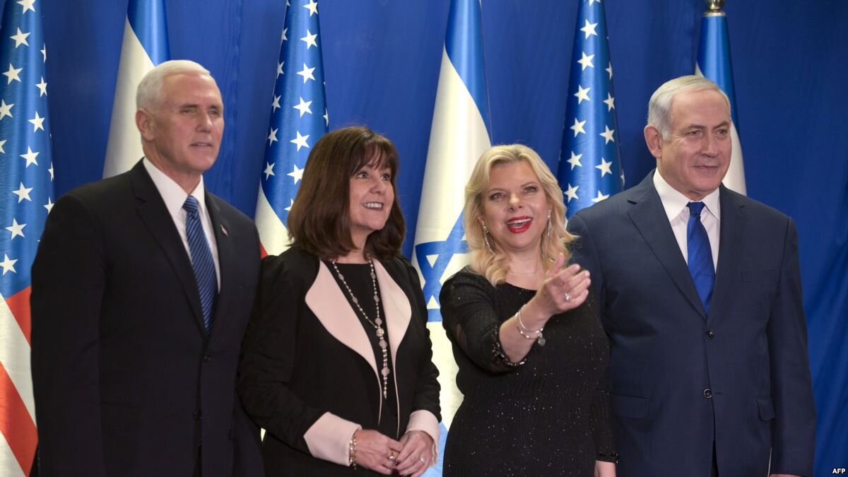 архивное фото: Пенс и Нетаньяху с женами