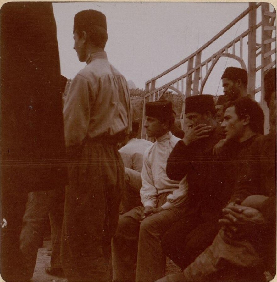 Молодёжь Алупки. Фото в 1905 году сделал французский путешественник Жозеф де Бай 
