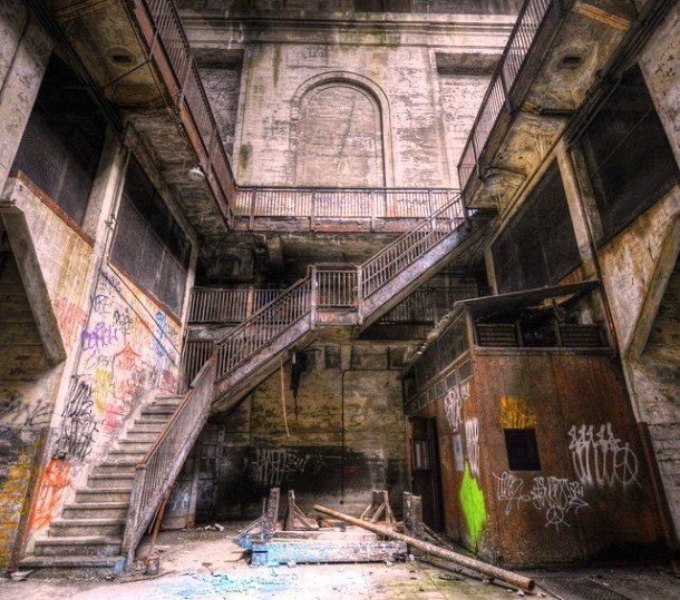 Заброшенное здание. Заброшенное здание в росси. Заброшенные места. Красный треугольник спб. Остров хасима япония.