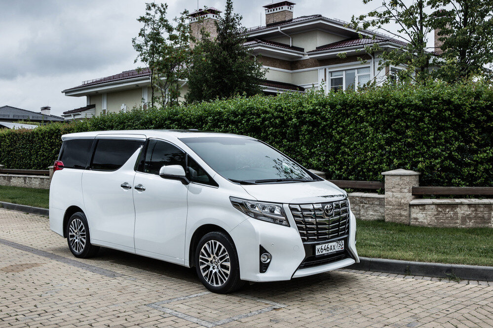  Toyota  Alphard третьего поколения дебютировала в начале 2015 года, а уже  весной вышла на наш рынок. Машина  была доступна исключительно с атмосферным  V6 3.5, который выдаёт 275 л.с. и 340 Нм, он сочетается с 6-ступенчатым  «автоматом» и передним приводом.  