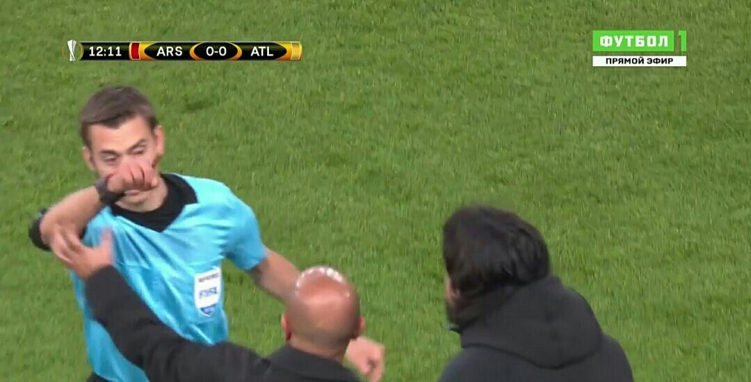 Ассистенты Диего Симеоне пытаются защитить тренера Атлетико от приговора арбитра.