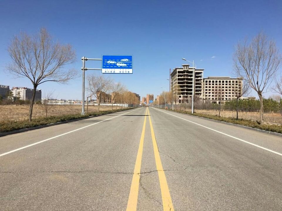 Пустая улица в городе Ордос