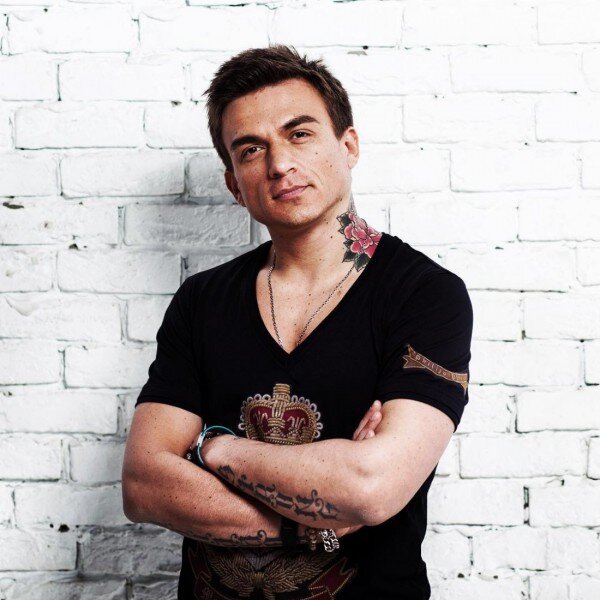 Влад Топалов, который сейчас путешествует по Лондону, сам того не ожидая, вызвал гнев поклонников. Он опубликовал в своем микроблоге фотографию, на которой изображен рядом с полной англичанкой. Музыканта неожиданно насмешила гора мороженого, которую девушка заказала себе на обед. Реакция подписчиков не заставила себя ждать. Влада тут же подвергли жесткой критике: как русские, так и иностранные поклонники (и такие тоже есть!) 
Фанаты заявили, что подобные высказывания очень обидны для людей, имеющих заметный лишний вес, и больше похожи на неприкрытое хамство. Кроме того, Топалова обвинили в фэтшейминге — унижении людей с избыточным весом.

Прочитав мнения поклонников, Влад стер подпись к фото. Но разъяренных подписчиков это не остановило. Они стали оставлять сообщения под соседним постом. Топалову припомнили и неудачную карьеру, и пристрастие к наркотикам.

«Я увидела, как парень в шляпе купил много кокаина, но ему-то куда», — написала некто Екатерина. Кто-то потребовал от Влада публичных извинений. Вместо этого он «исповедался» и заявил, что не намерен менять точку зрения.

«Я бы хотел обсудить ситуацию, — говорит Топалов. — Я  сам страшно толстый и, к сожалению, обжора. Именно поэтому я и убиваюсь в зале по несколько часов каждый день! Неделями голодаю, чтобы потом всё же позволить себе нормально отъесться, как мы, наверняка, все любим. Я ни в коем случае не собирался никого обижать. Я сам точно такой же! Но! Простите меня за мою позицию, но я считаю, что женщина обязано хорошо выглядеть! Быть матерью и женой — две главные функции женщины, данные ей Богом и природой. Так меня воспитывали с детства, и у меня достаточно примеров, когда женщины стараются и трудятся, чтобы соответствовать этому. Я всегда смело говорил и говорю о своих недостатках и их совсем не боюсь. Не считаю себя идеальным. Наоборот! Я знаю, что если поставить цель, то всегда можно ее достигнуть, пусть и не всегда легко. Нам всем каждый день приходиться бороться с самими собой, чтобы быть в форме: не только внешне. И вы все это знаете. Да, я считаю, что если есть проблемы с весом, то их надо устранять, а не заедать.

Я уважаю всех и никого не учу. У всех своя позиция и свой взгляд на жизнь. Я просто поделился с вами своей точкой зрения, от которой отказываться, простите, не буду. Вы можете быть с ней не согласны, но хамить в ответ и грубить, тем более, в сторону моей семьи-глупо и не мудро. Вы все равно меня не можете ни обидеть, ни задеть. Так уж вышло. Девушка была очень милая, и дай Бог ей и вам всем здоровья. Просто я считаю, что можно и воздержаться от сладкого в таком случае. Если вы не заметили, я сам там так же стоял и набрал себе таз сахара и благополучно его сожрал, за что сейчас и расплачиваюсь, набрав за 4 дня 5килограммов. Я найду фотки, где я жирный и с радостью вам их покажу, чтобы вы не думали, что я такой весь прекрасный. Никого я не фотографировал исподтишка.девушка случайно оказалась в кадре,а потом я только увидел, сколько она взяла и удивился.никакой злости или издевательств.будьте мудрее и различайте юмор от агрессии. Я не совсем идиот, чтобы кого-то унижать прилюдно. Может, и можно было написать мягче, но я, честно говоря, был уверен, что вы мудрее и добрее. А вон что вышло...всем доброго дня и давайте не ругаться! В мире хватает злобы и агрессии. Мир вашим сердцам!»
