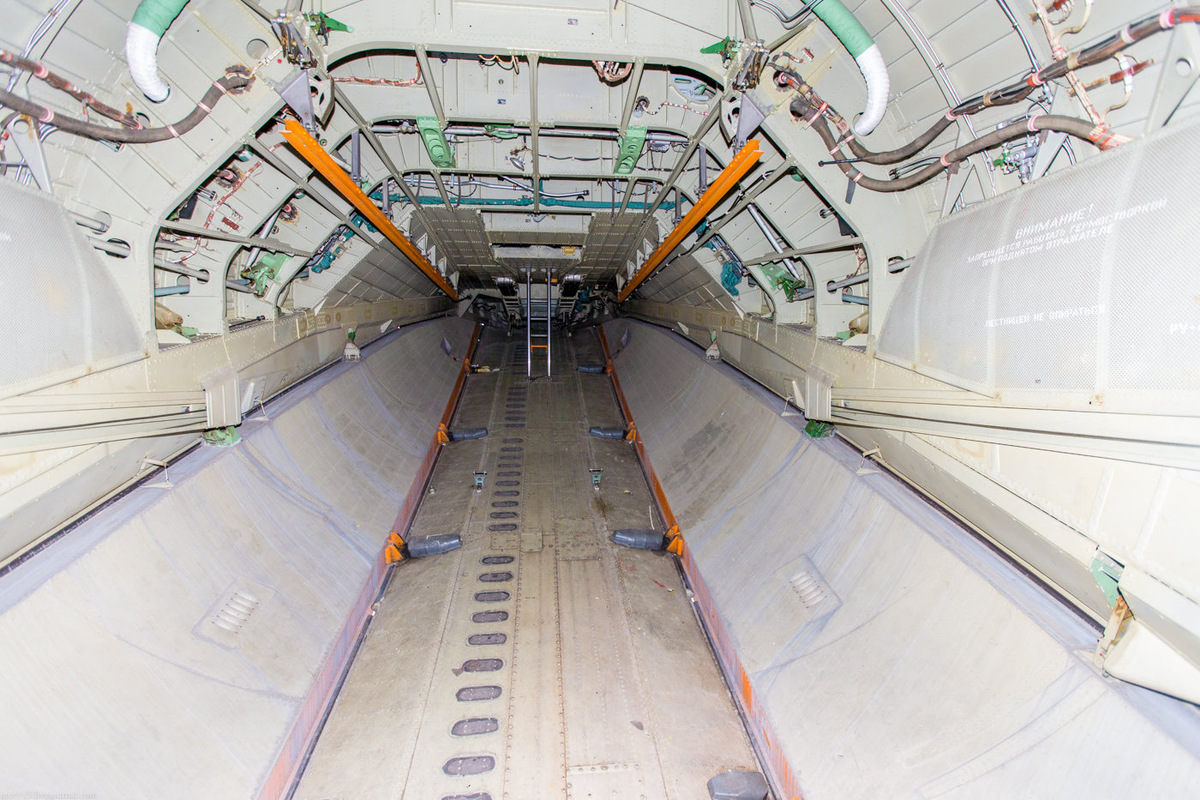 Внизу - главные "ворота" грузового отсека в закрытом состоянии. Лестница - путь в кабину стрелка.