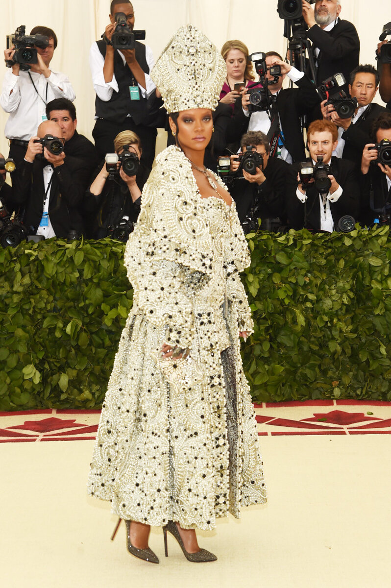 Рианна переплюнула всех на Met Gala 2018, появившись в серебряном платье и  головном уборе, как у Папы Римского! | ВСЕ О МОДЕ И КРАСОТЕ. | Дзен